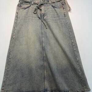H&M New L women’s feather Light and soft light wash Denim A-Line Skirt with belt